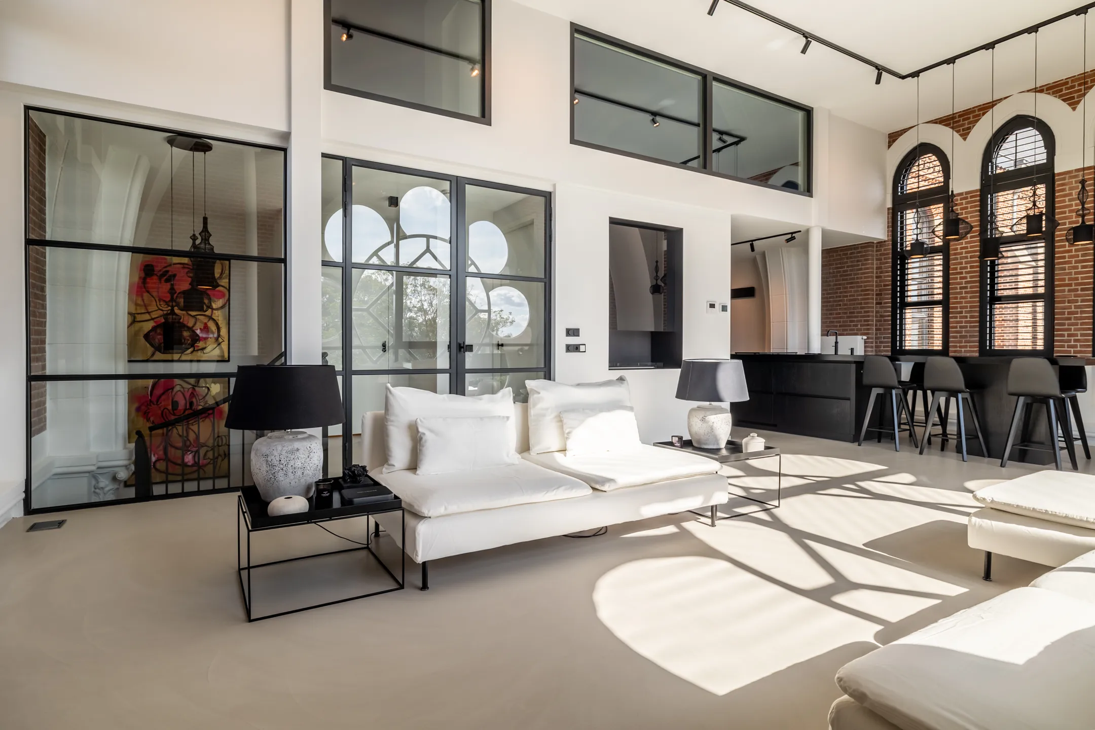 salon avec verrière appartement design dans une ancienne église aux Pays-Bas