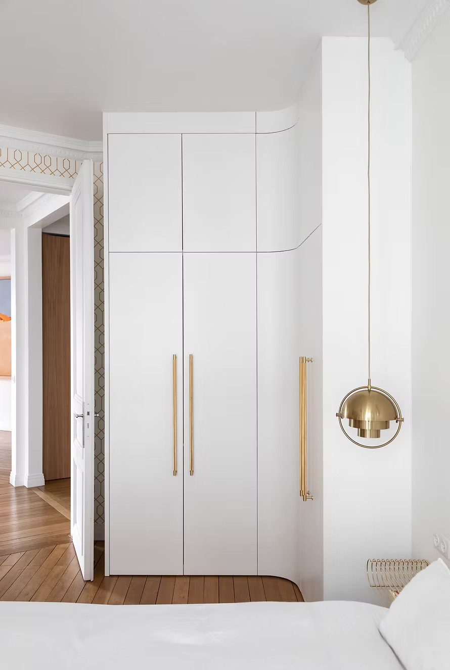 chambre minimaliste avec moulures appartement Paris haussmannien décoration design chambre minimaliste avec moulures appartement Paris haussmannien décoration design