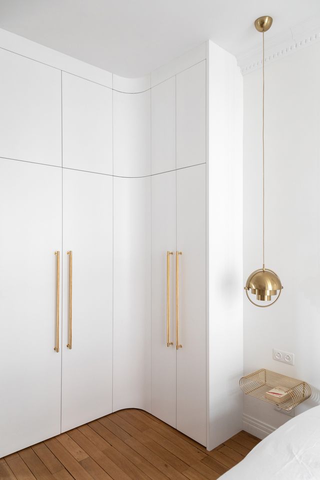 chambre minimaliste avec moulures appartement Paris haussmannien décoration design chambre minimaliste avec moulures appartement Paris haussmannien décoration design