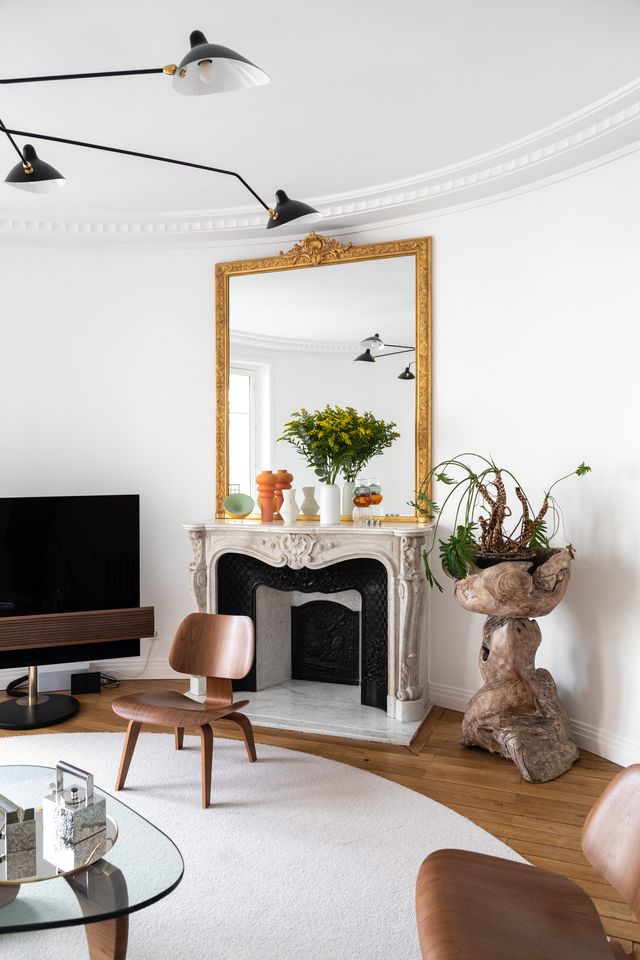 salon appartement Paris haussmannien avec cheminée ancienne décoration design table basse Noguchi luminaire Serge Mouille salon appartement Paris haussmannien avec cheminée ancienne décoration design table basse Noguchi luminaire Serge Mouille