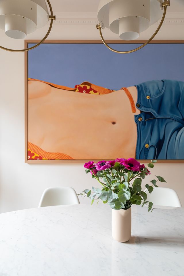 salle à manger appartement Paris haussmannien décoration design table Knoll chaises Eames salle à manger appartement Paris haussmannien décoration design table Knoll chaises Eames