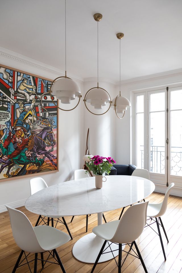 salle à manger appartement Paris haussmannien décoration design table Knoll chaises Eames salle à manger appartement Paris haussmannien décoration design table Knoll chaises Eames
