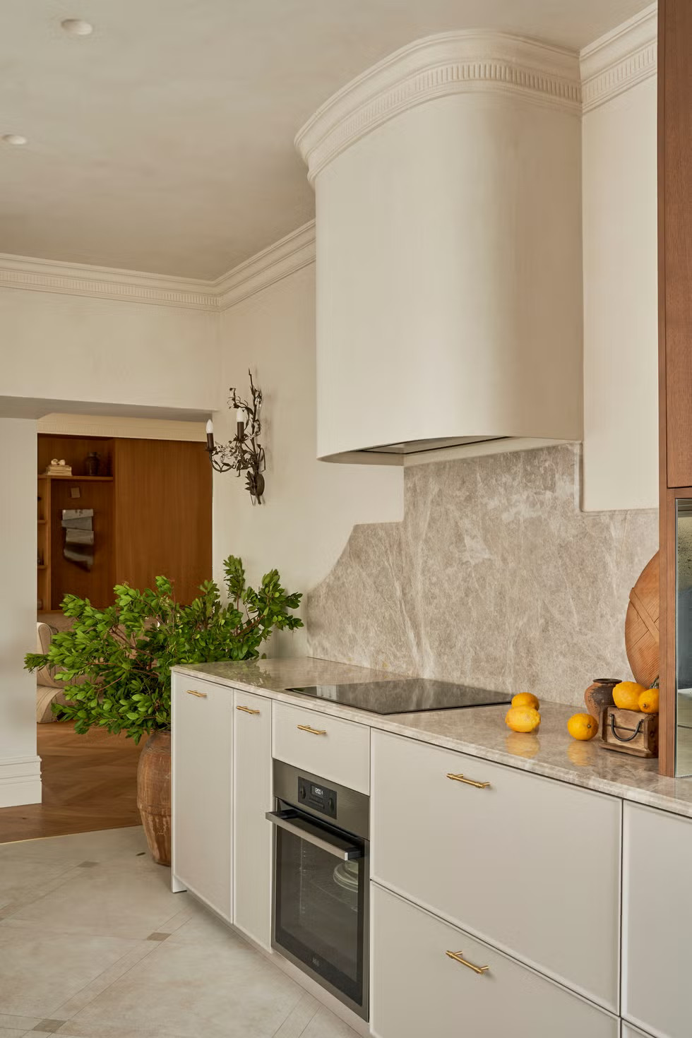 cuisine beige et marbre décoration contemporaine avec tons naturels appartement avec moulures