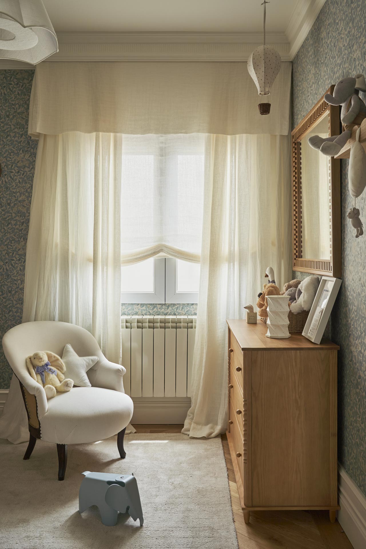chambre enfant décoration contemporaine avec papier-peint William Morris