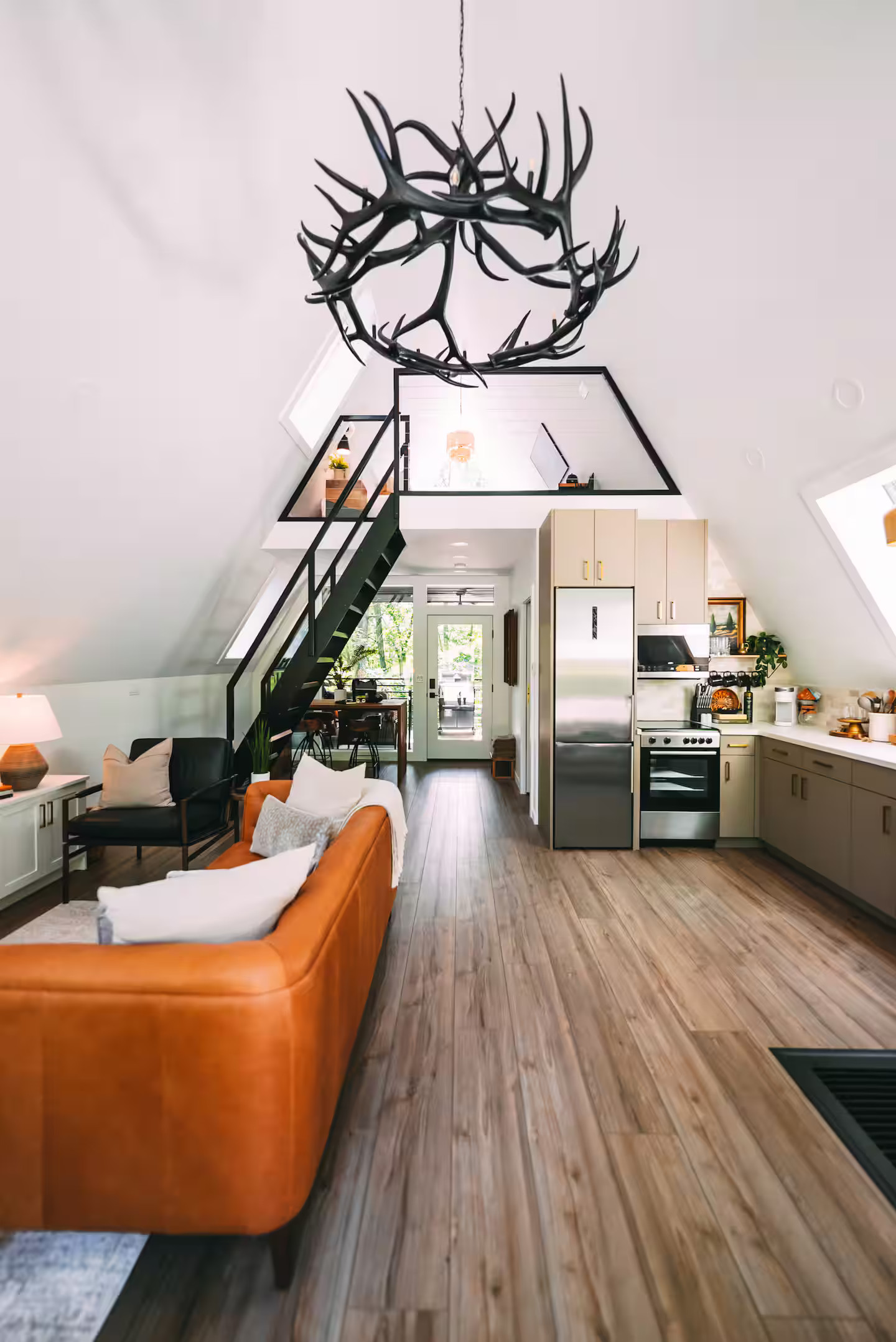 salon avec mezzanine maison A-Frame 100m2