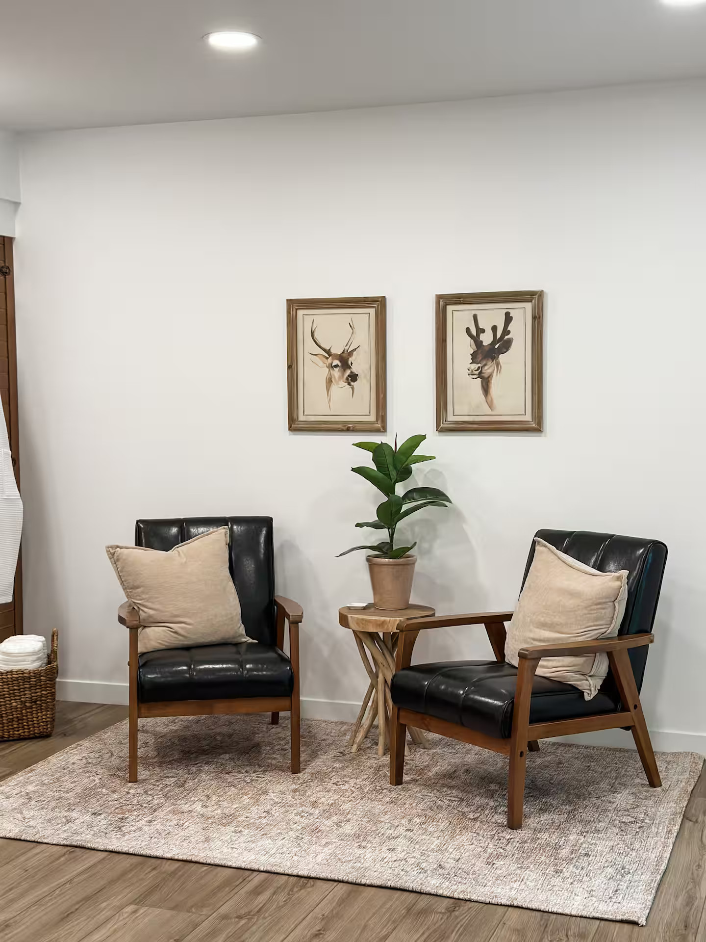salon avec fauteuil cuir noir