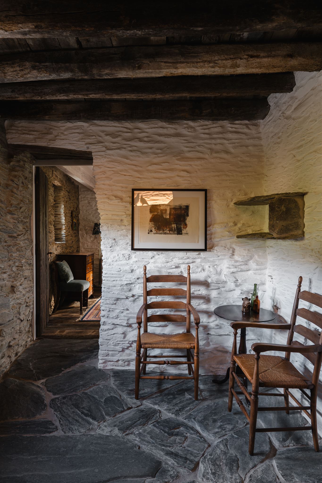 entrée avec poutres murs et sols en pierres