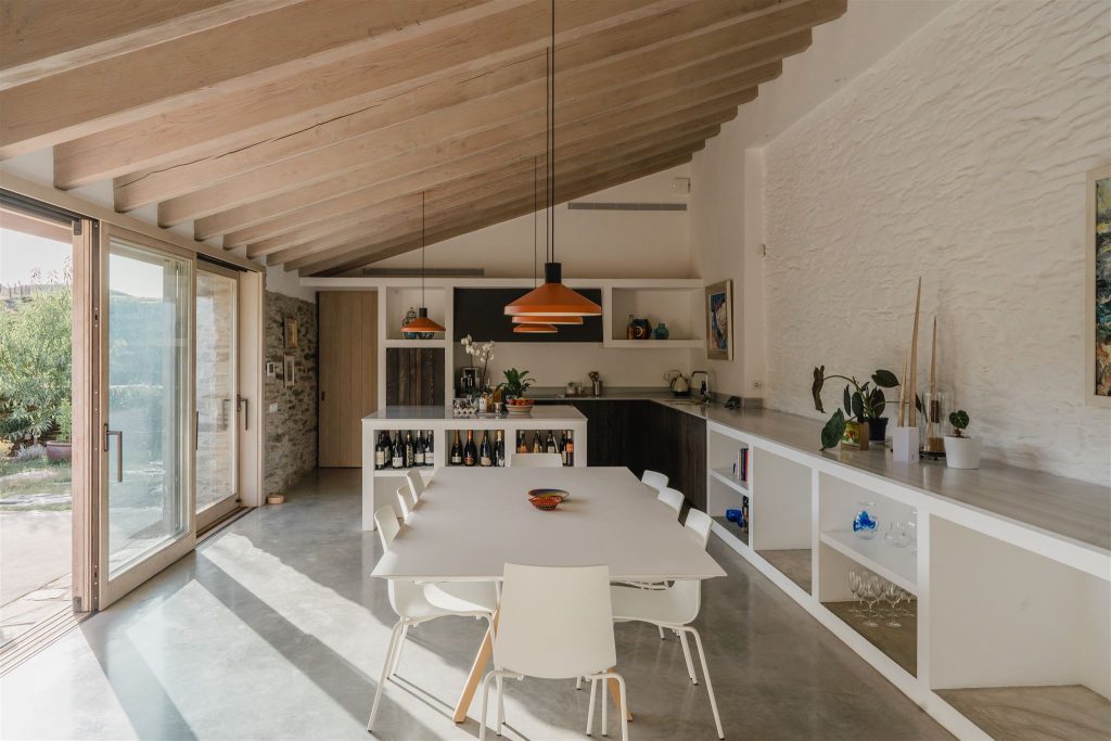 cuisine avec poutres dans maison rénovée avec salle à manger design