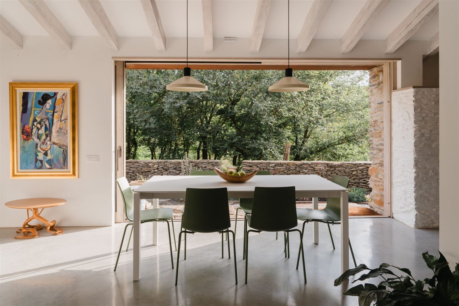 salle à manger avec poutres dans maison rénovée