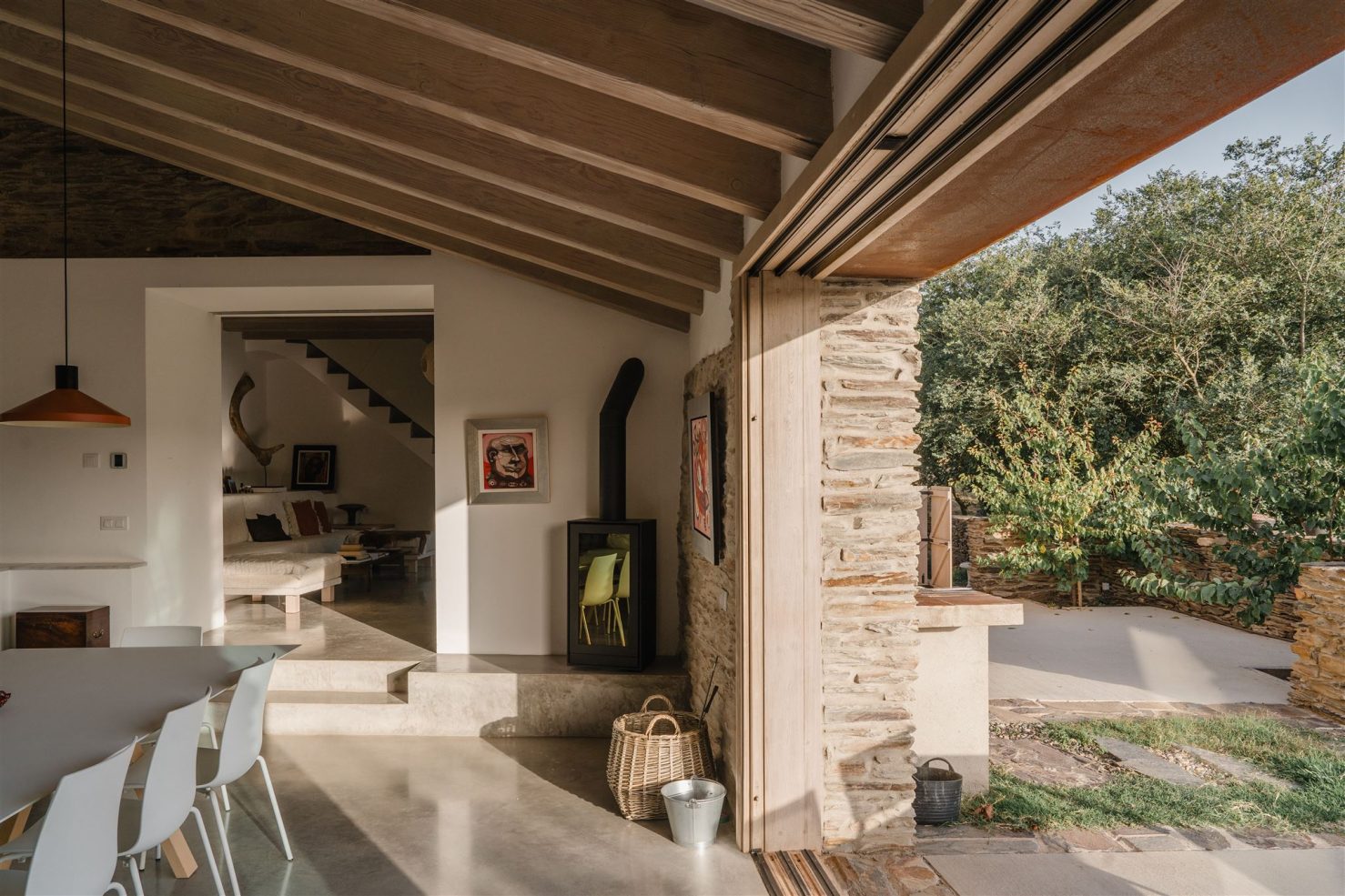 salle à manger avec poutres dans maison rénovée