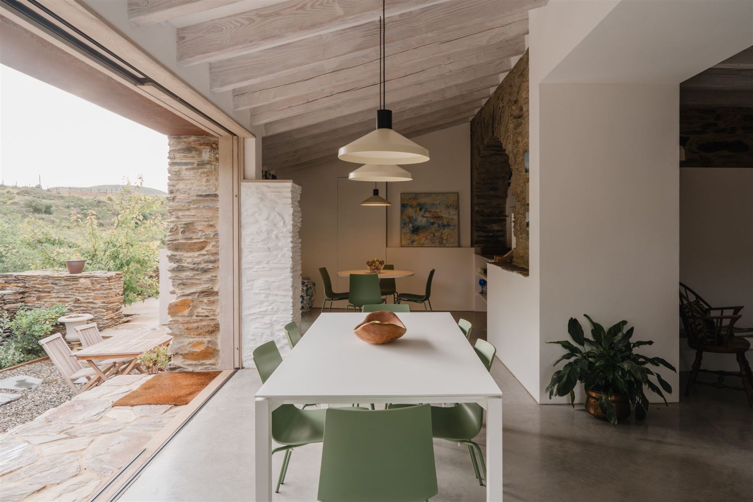 salle à manger avec poutres dans maison rénovée