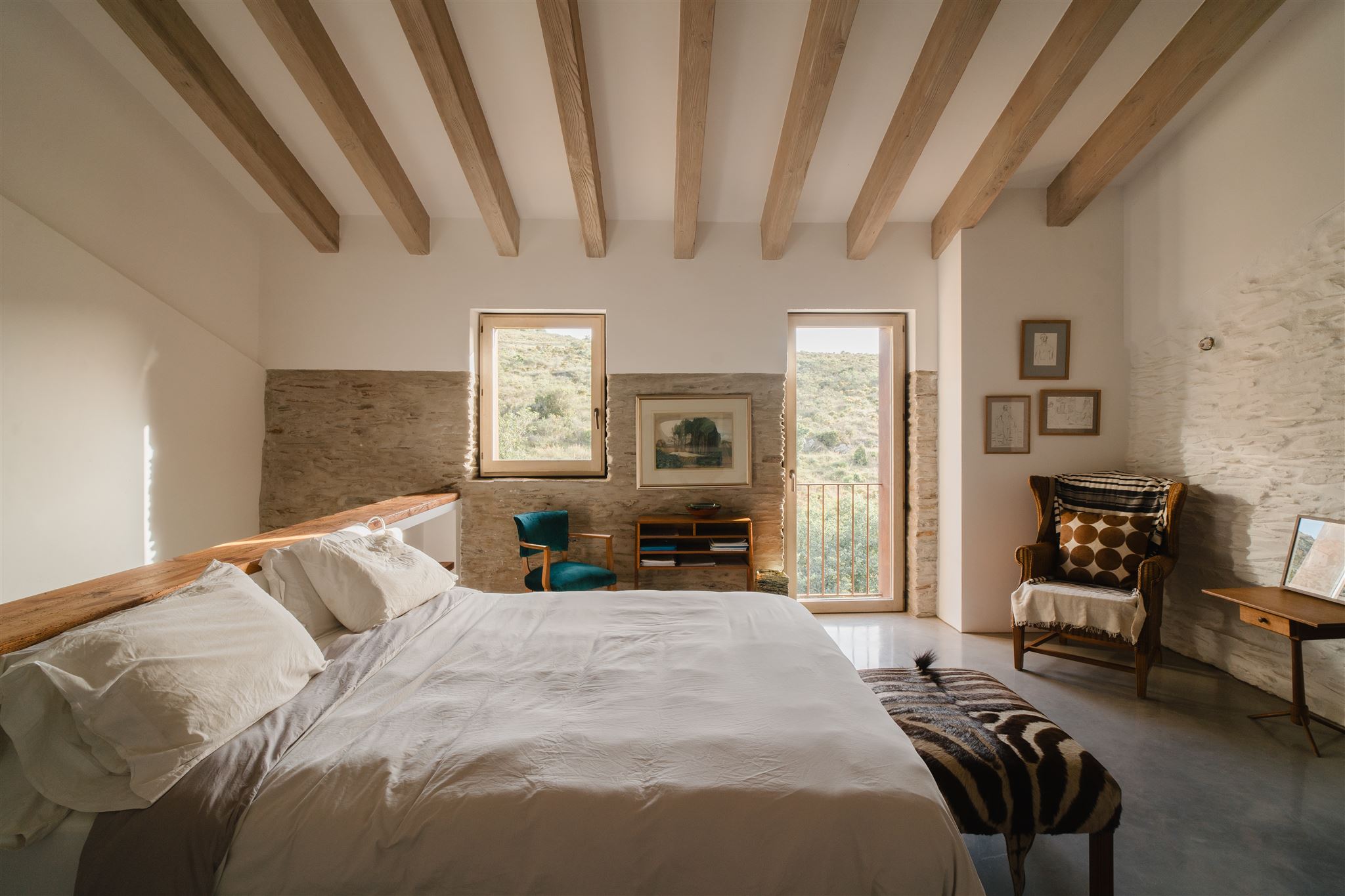 chambre avec poutres décoration contemporaine et rustique chic dans maison rénovée