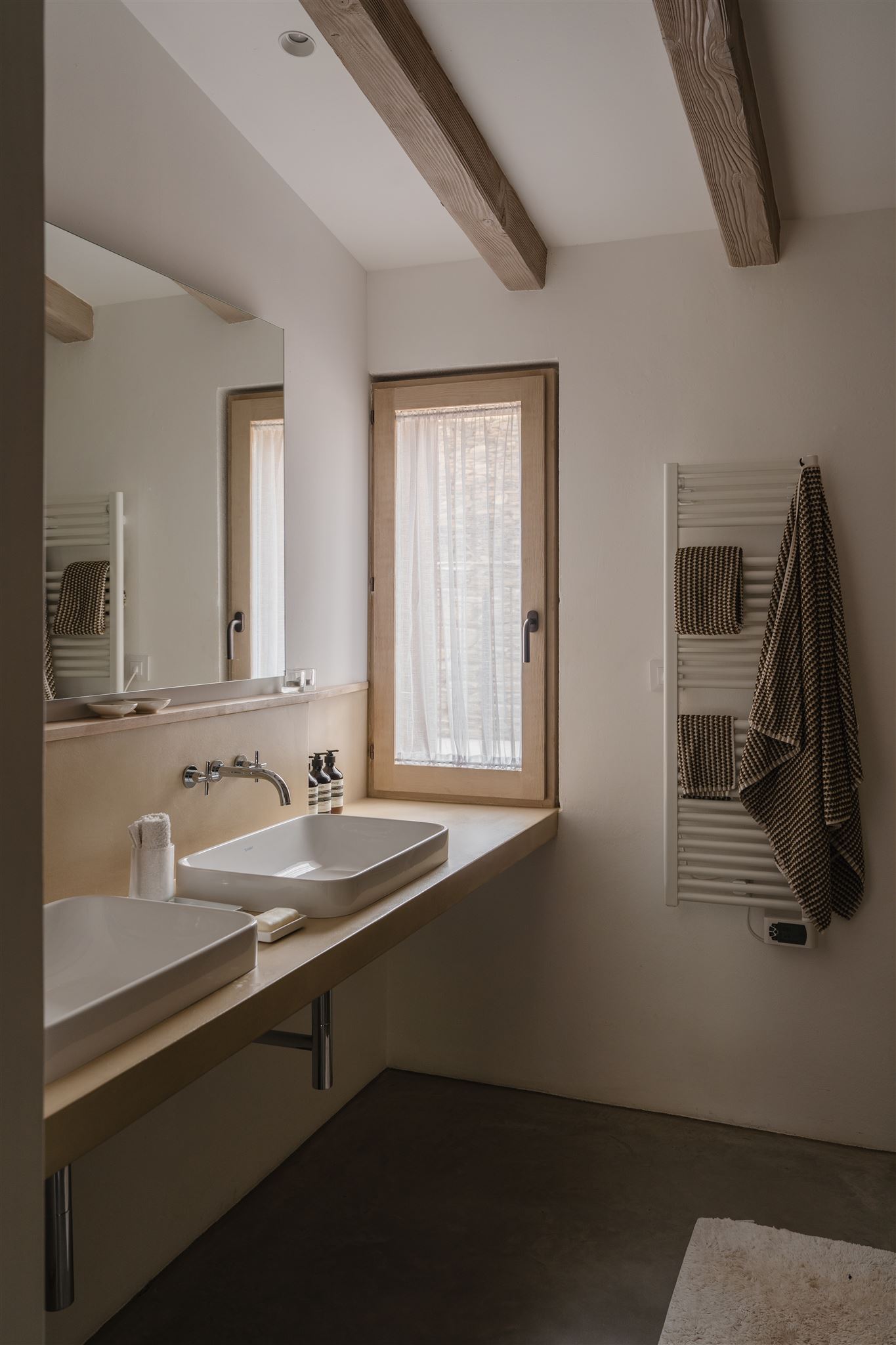 salle de bain moderne avec poutres