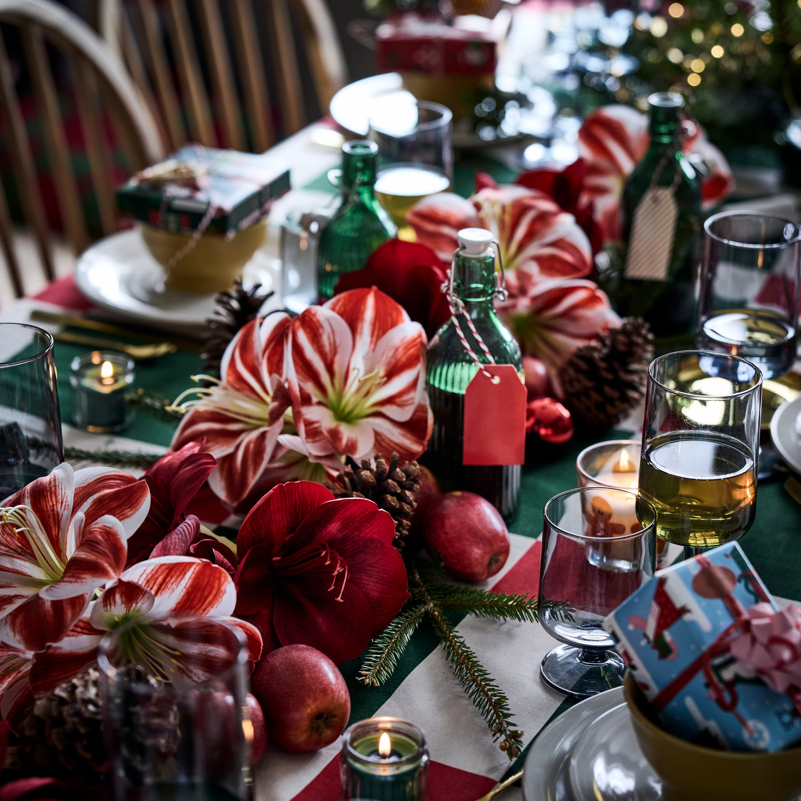 table fête de Noël IKEA thème rouge et vert classique