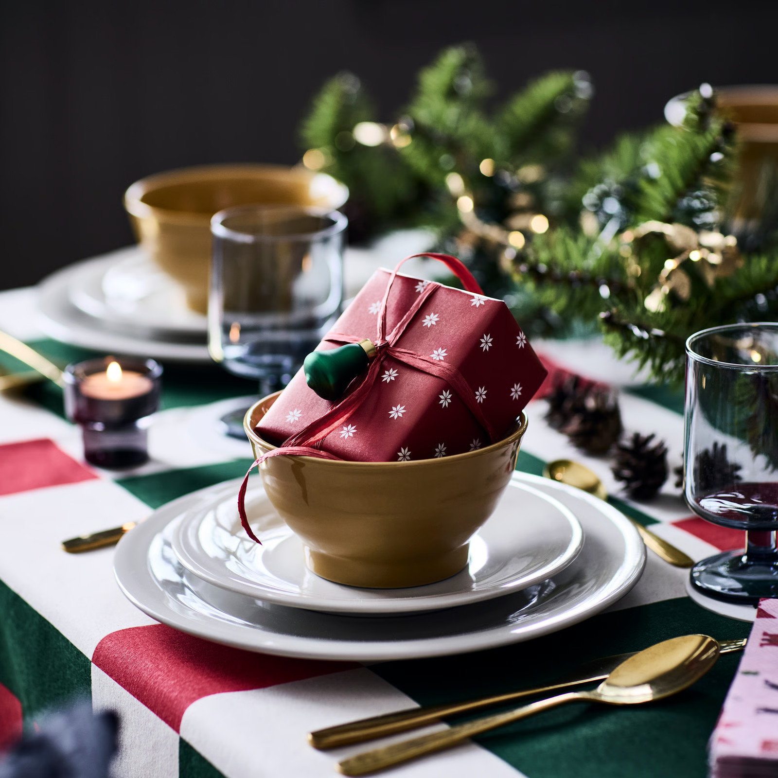 paquet cadeau rouge et vert