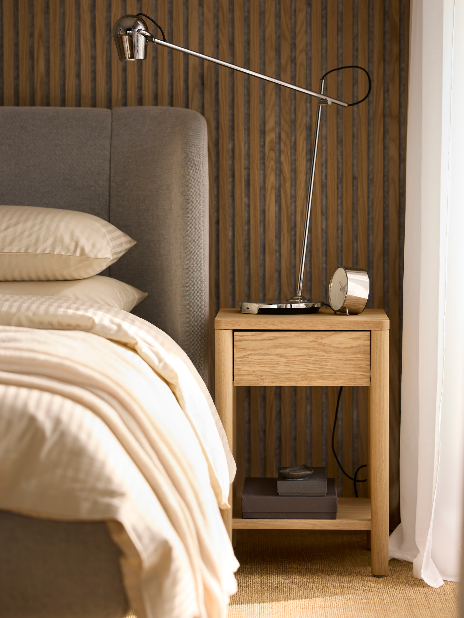 tête de lit grise matelassé et chevet en chêne