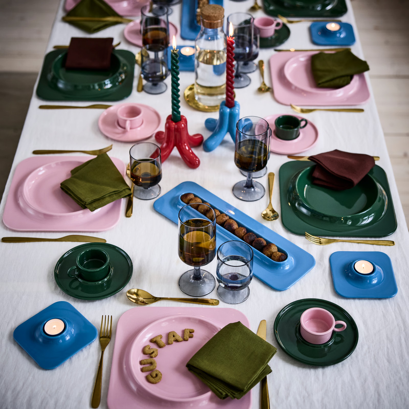 table fête de Noël IKEA design rose, vert, rouge et bleu