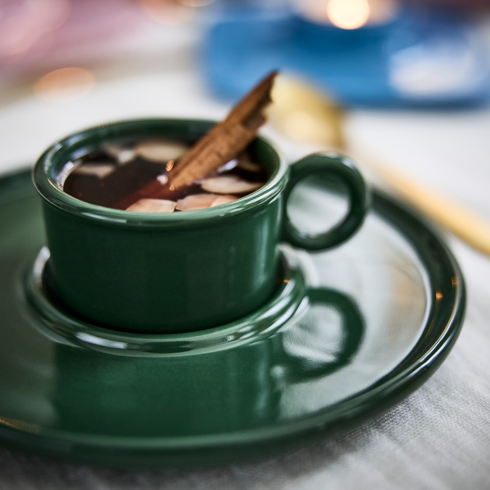 tasse et soucoupe vert foncé