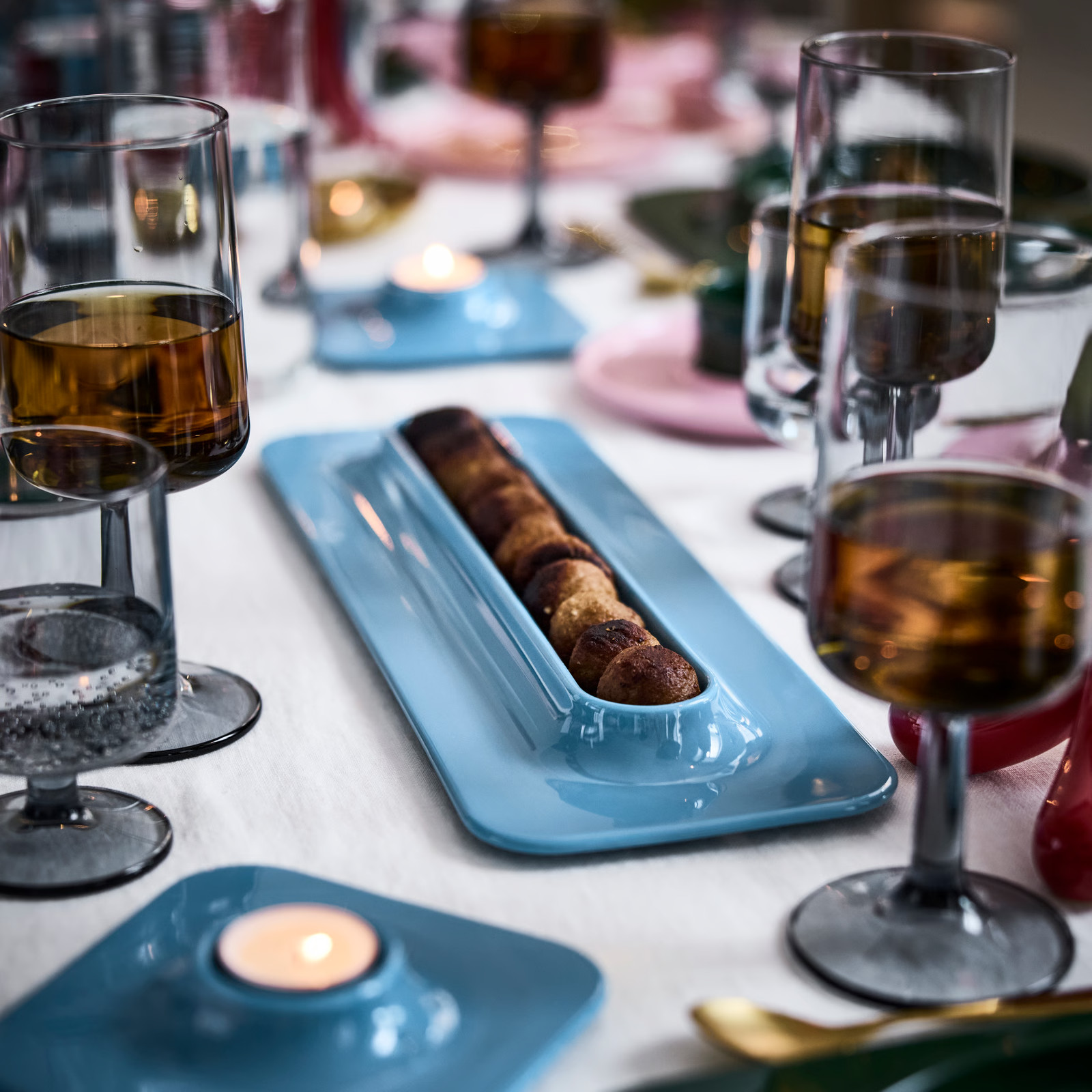 table fête de Noël IKEA design rose, vert, rouge et bleu avec plat à boulettes