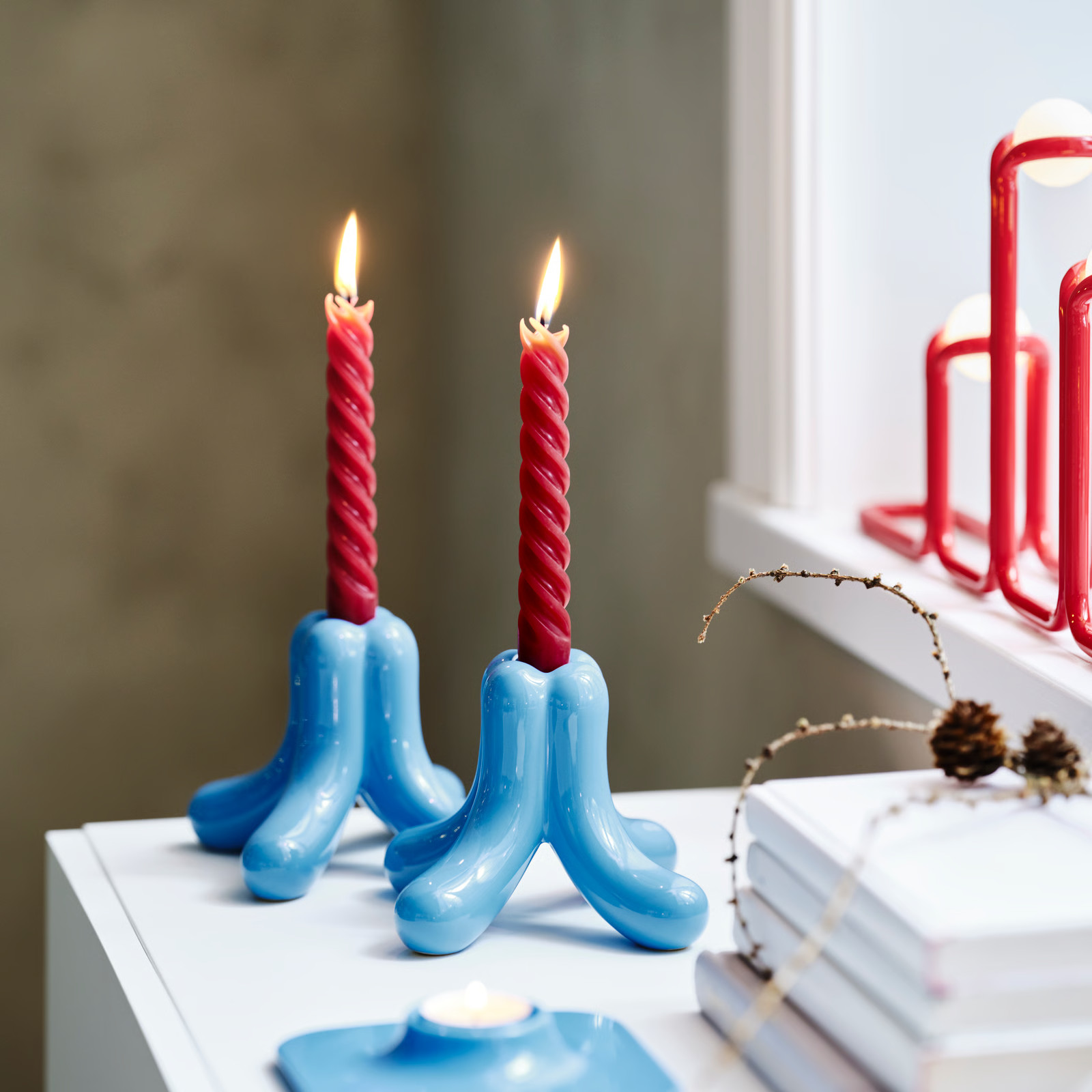 table fête de Noël IKEA design rose, vert, rouge et bleu