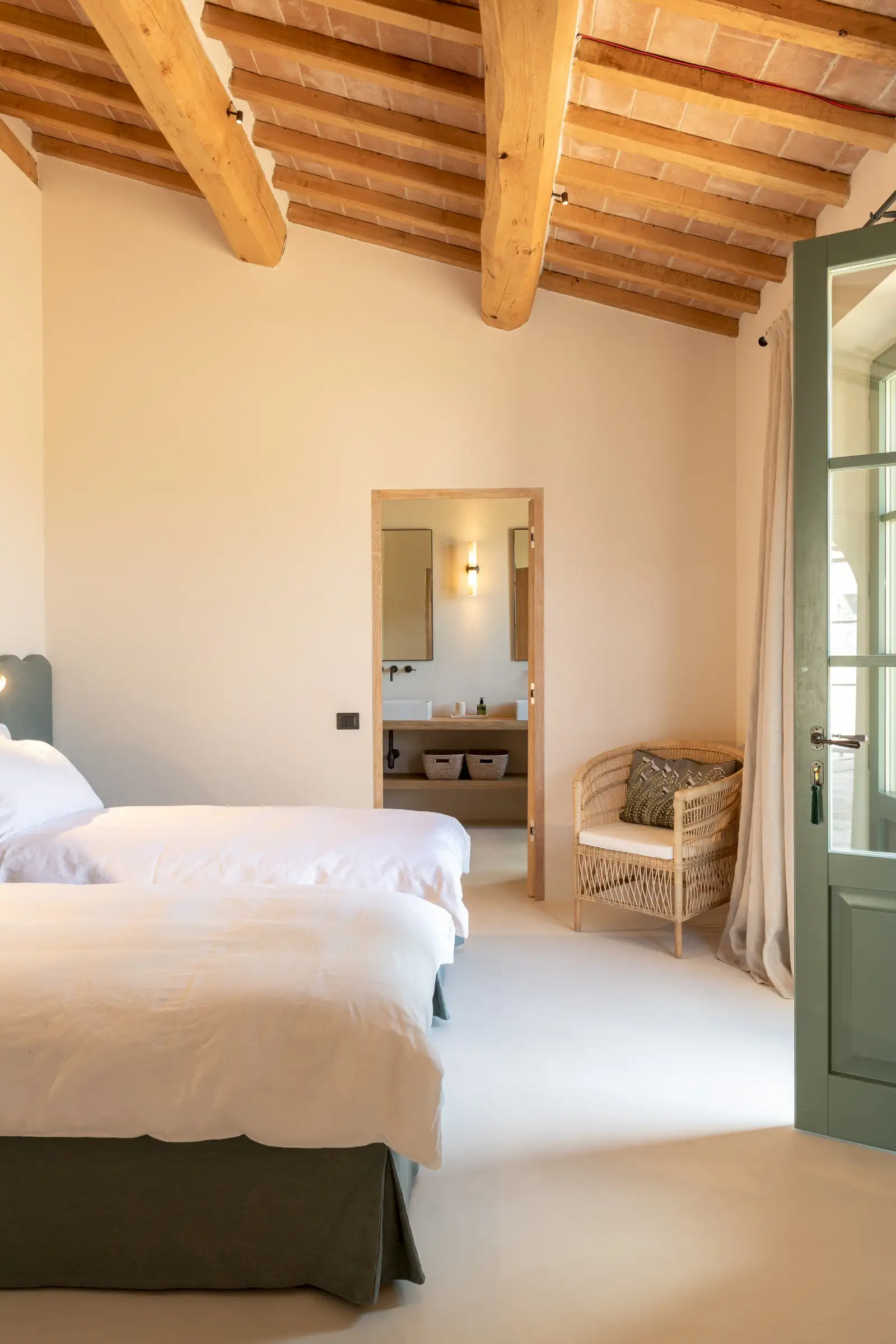 chambre avec poutres maison en pierres ancienne rénovée Podere Sirolo Italie chambre avec poutres maison en pierres ancienne rénovée Podere Sirolo Italie