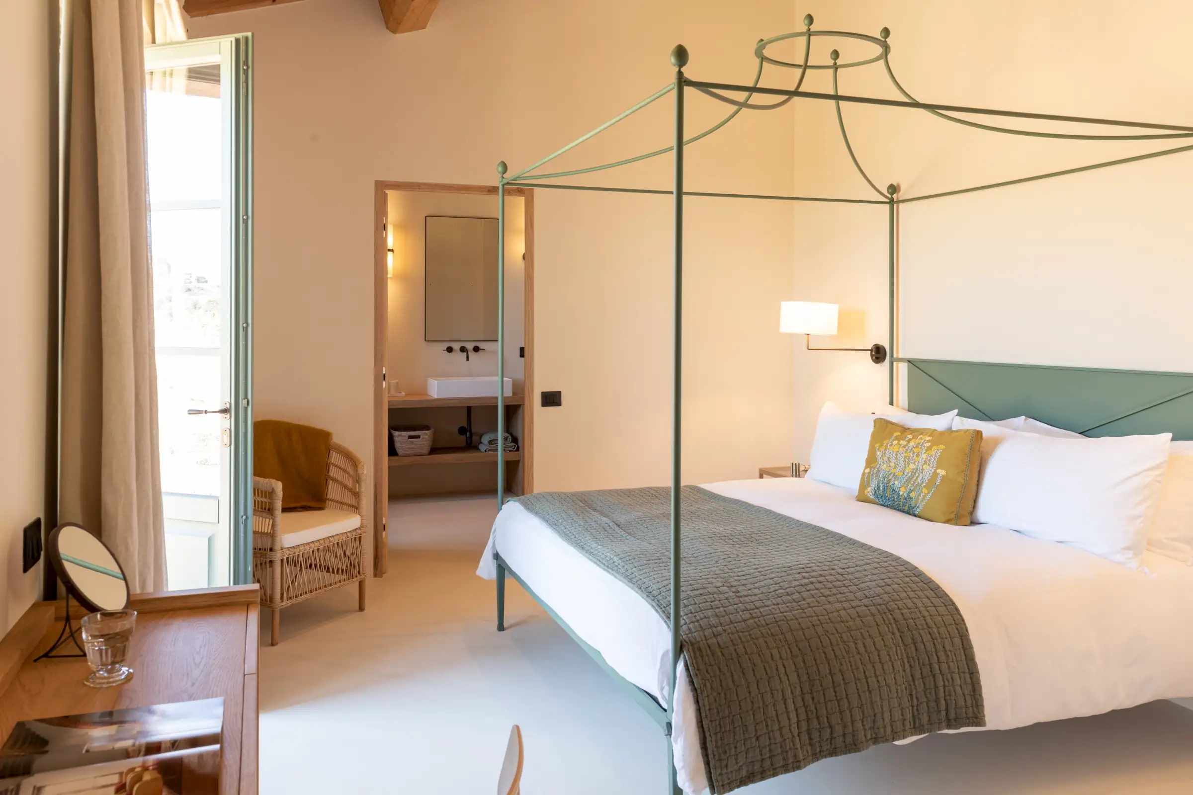 chambre avec lit baldaquin métal vert et poutres maison en pierres ancienne rénovée Podere Sirolo Italie chambre avec lit baldaquin métal vert et poutres maison en pierres ancienne rénovée Podere Sirolo Italie