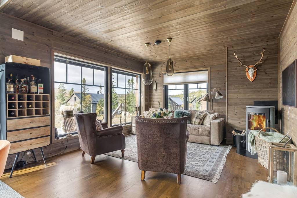 salon maison en bois avec baies vitrées et poêle à bois décoration rustique chic et contemporaine salon maison en bois avec baies vitrées et poêle à bois décoration rustique chic et contemporaine