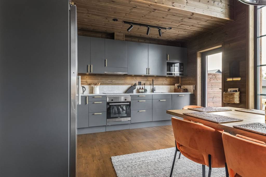 cuisine grise design dans maison en bois chalet de montagne cuisine grise design dans maison en bois chalet de montagne