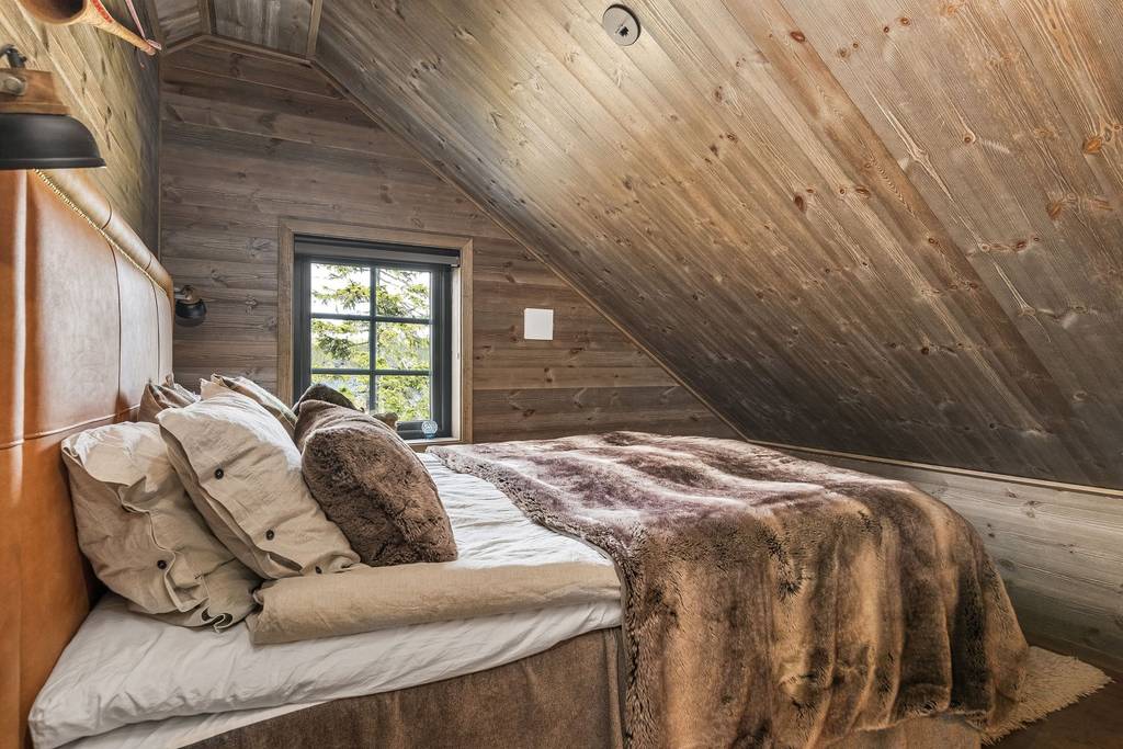 chambre très mansardée maison en bois chalet de montagne décoration contemporaine chambre très mansardée maison en bois chalet de montagne décoration contemporaine