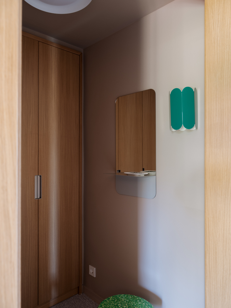 entrée avec placard et miroir entrée avec placard et miroir