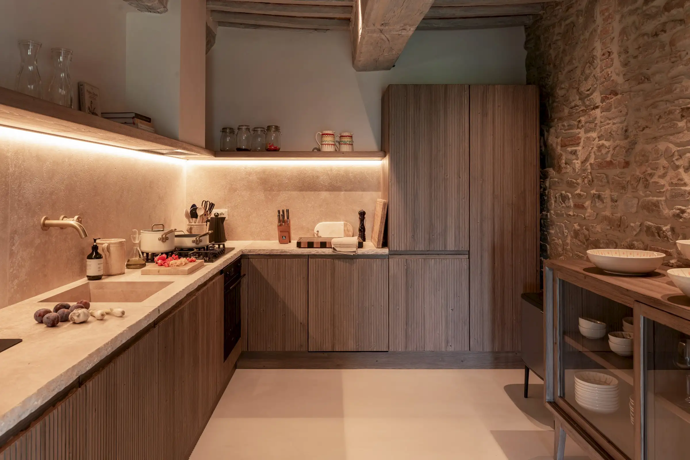 cuisine avec poutres décoration contemporaine maison Italie ancienne en pierres Larco casa cuisine avec poutres décoration contemporaine maison Italie ancienne en pierres Larco casa