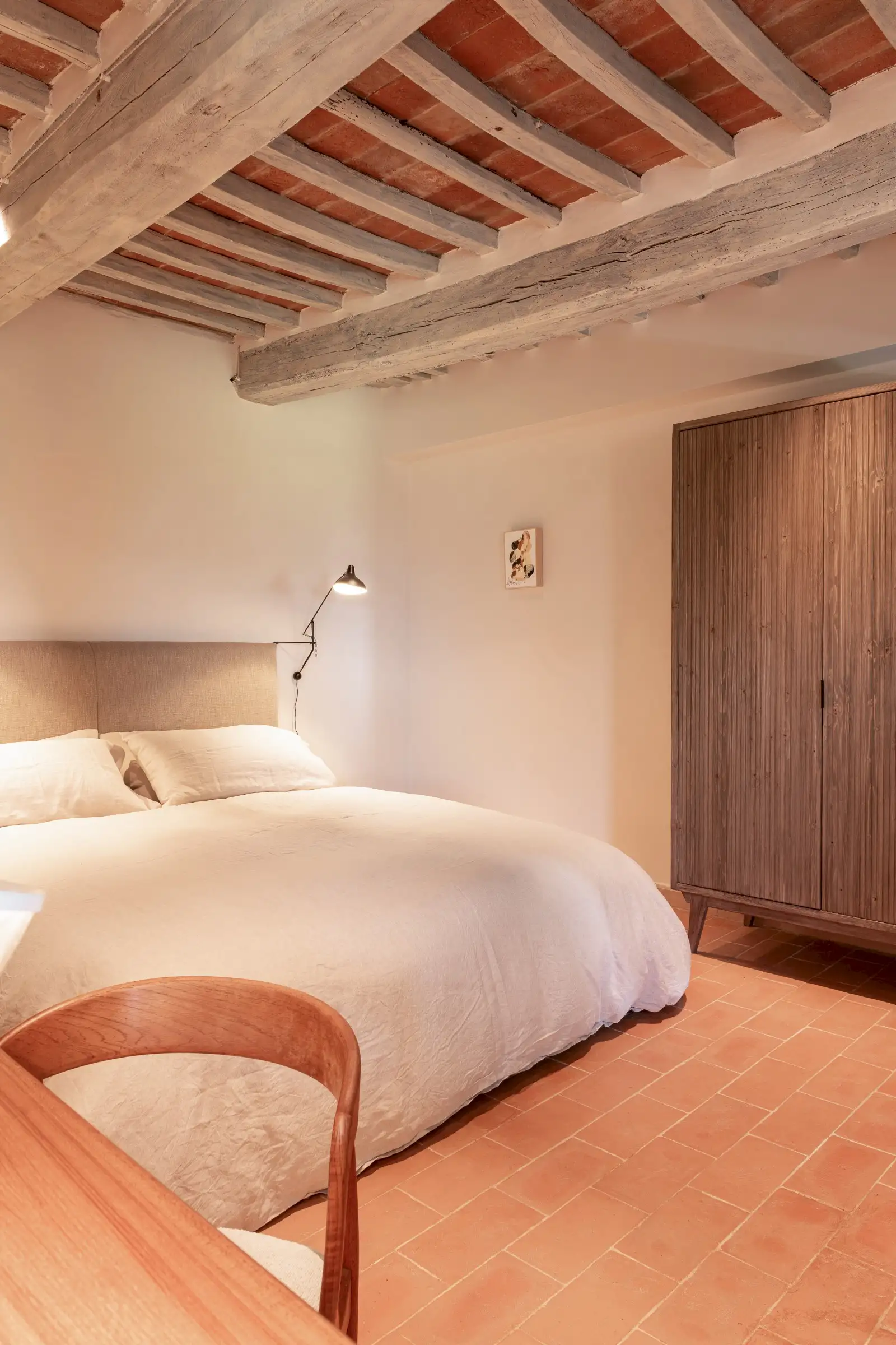 chambre avec poutres décoration contemporaine maison Italie ancienne en pierres Larco casa chambre avec poutres décoration contemporaine maison Italie ancienne en pierres Larco casa