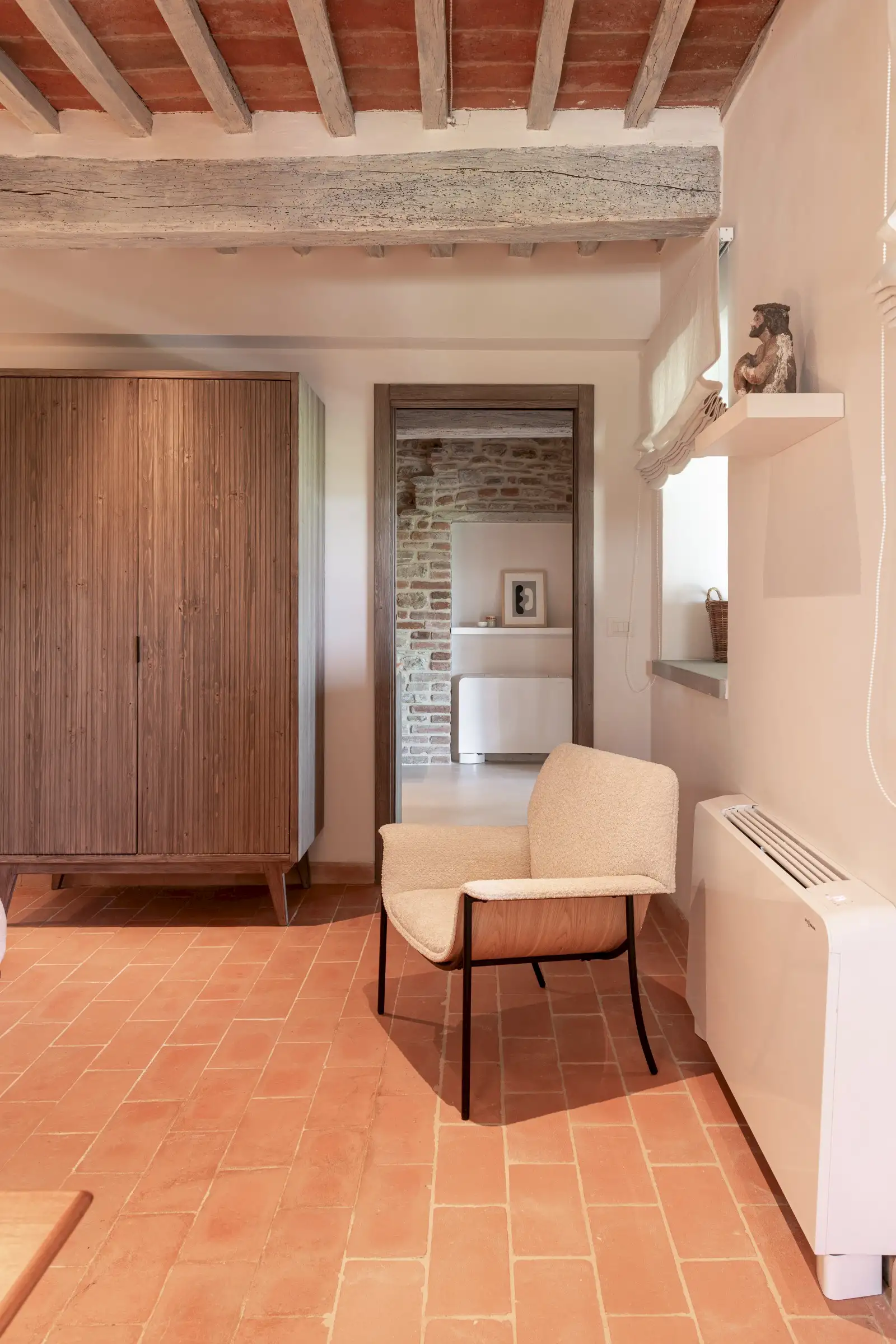 chambre avec poutres décoration contemporaine maison Italie ancienne en pierres Larco casa chambre avec poutres décoration contemporaine maison Italie ancienne en pierres Larco casa