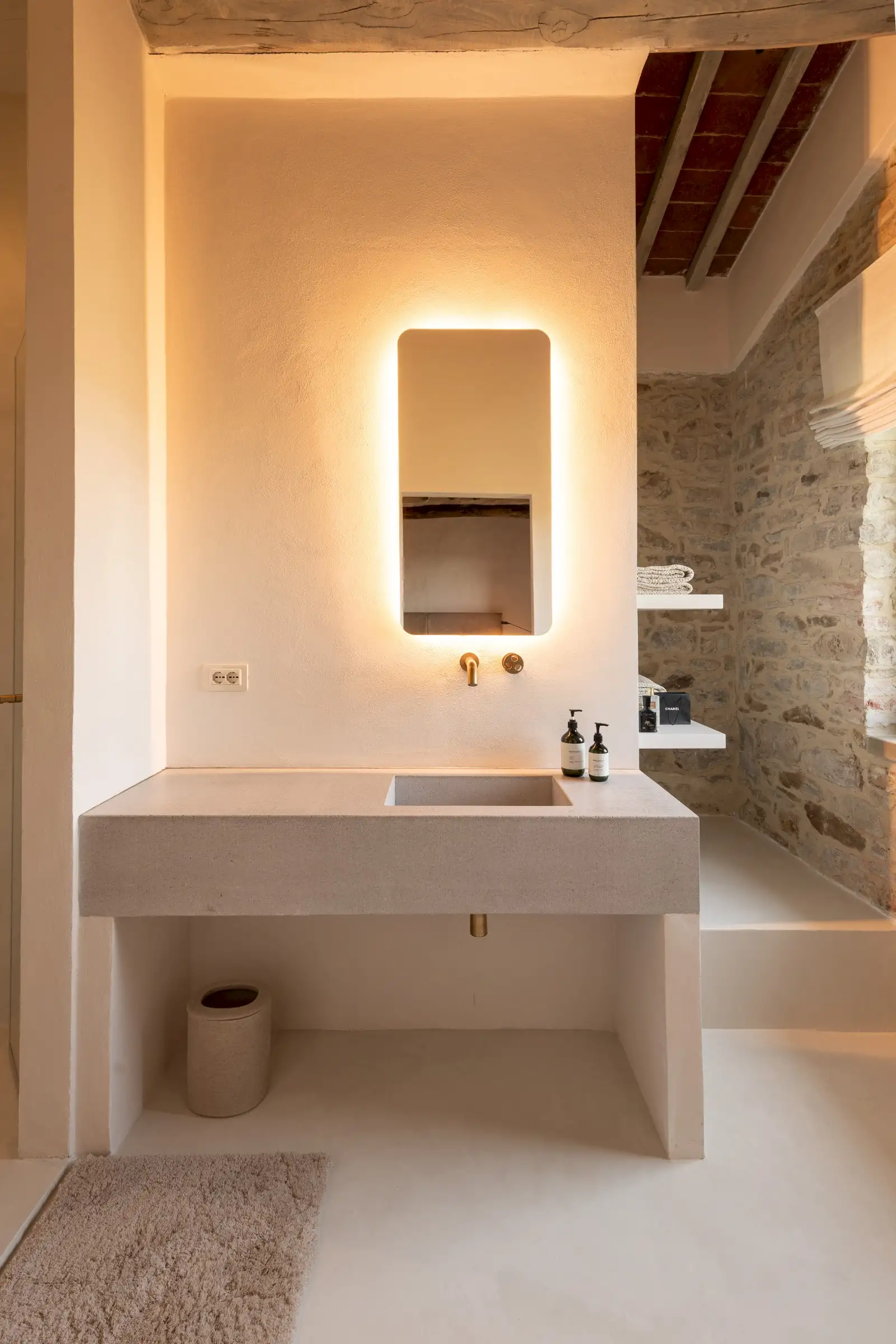 salle de bain avec poutres décoration contemporaine maison Italie ancienne en pierres Larco casa salle de bain avec poutres décoration contemporaine maison Italie ancienne en pierres Larco casa
