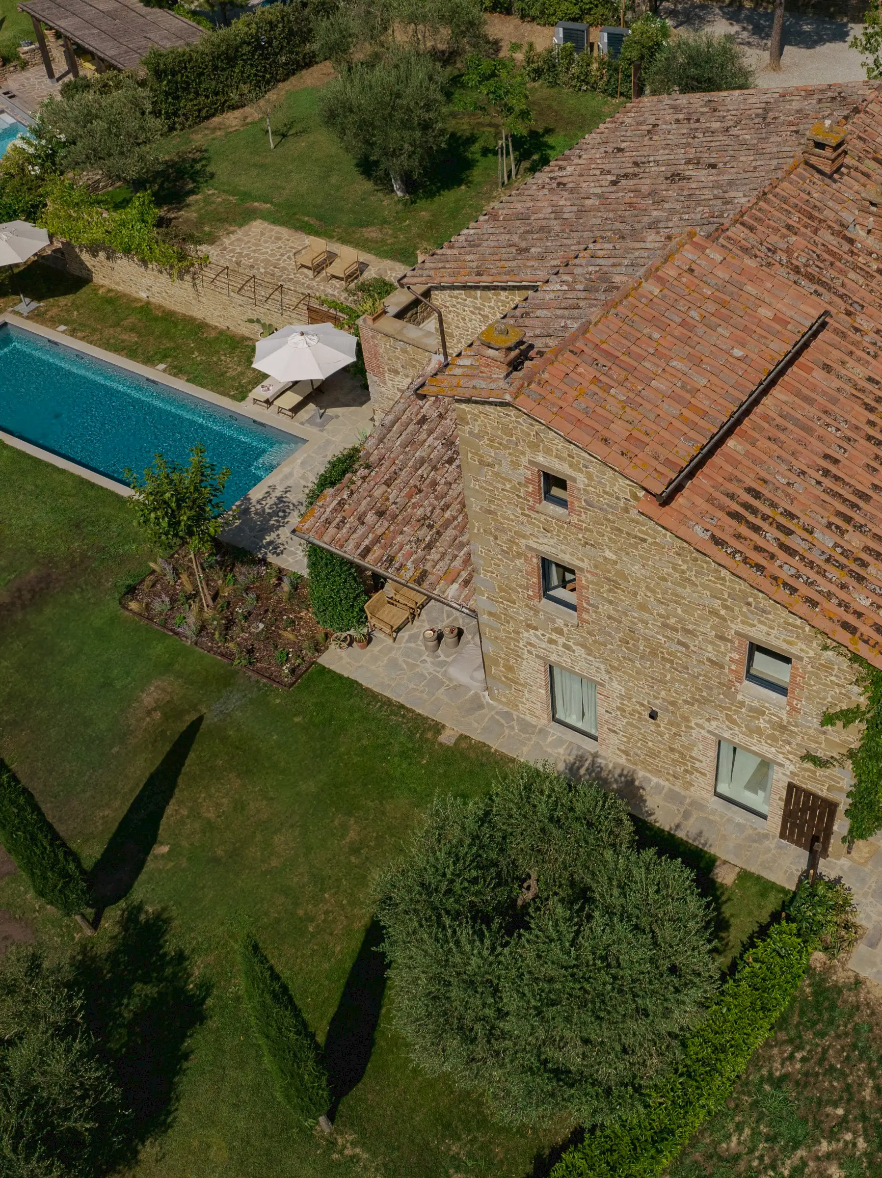 maison Italie ancienne en pierres décoration contemporaine avec piscine Larco Casa maison Italie ancienne en pierres décoration contemporaine avec piscine Larco Casa