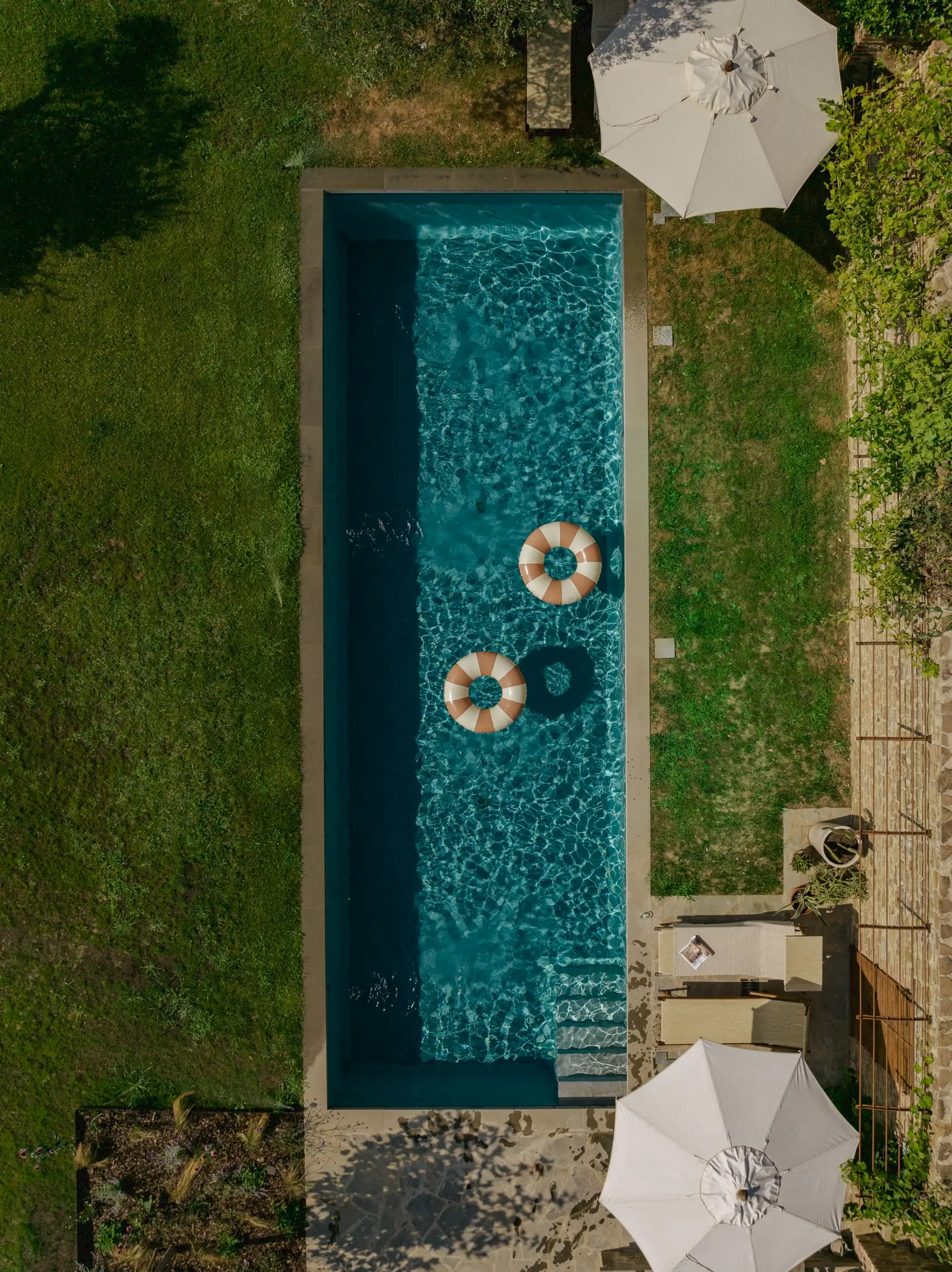 maison Italie ancienne en pierres décoration contemporaine avec piscine Larco Casa maison Italie ancienne en pierres décoration contemporaine avec piscine Larco Casa