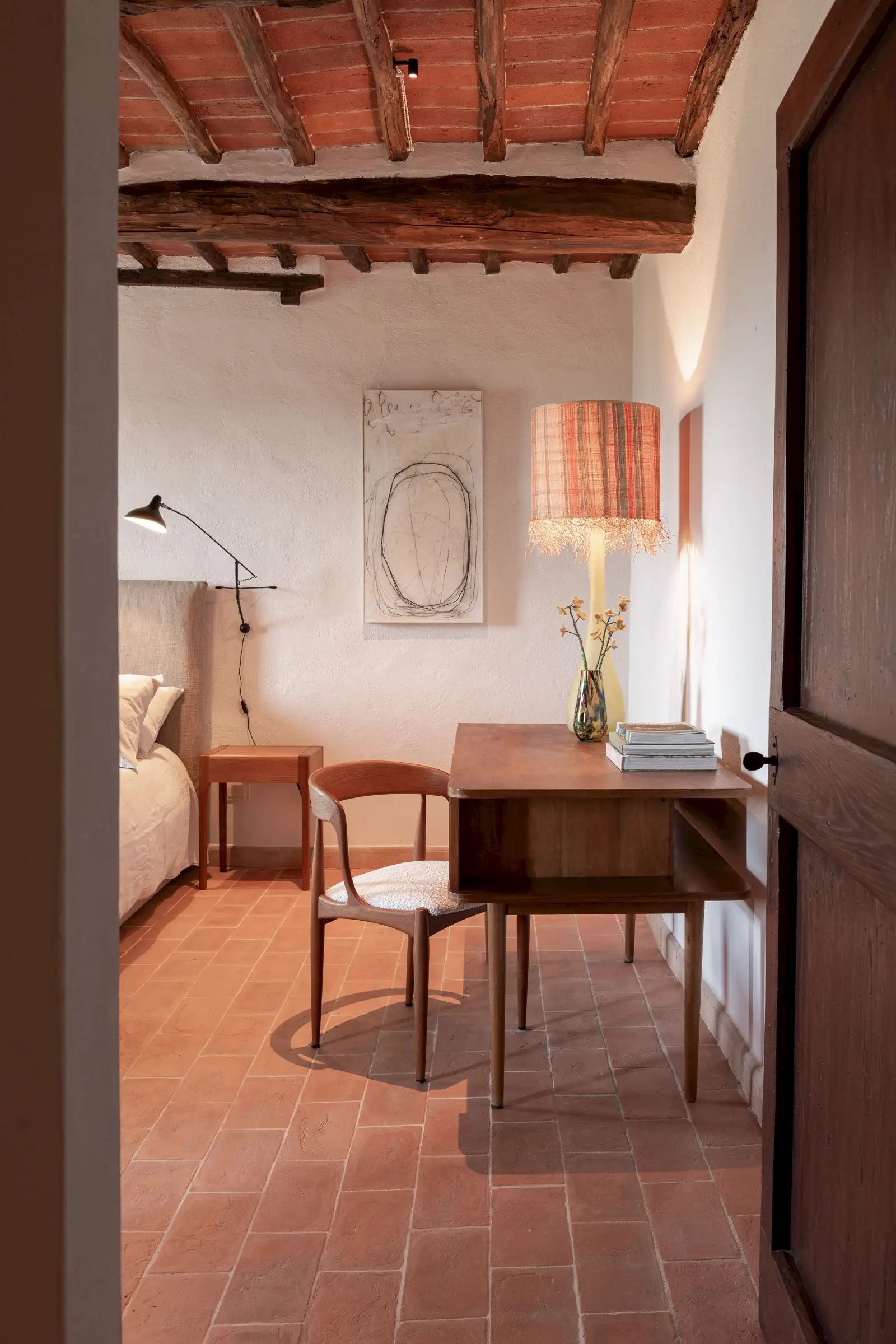 chambre avec poutres décoration contemporaine maison Italie ancienne en pierres Larco casa chambre avec poutres décoration contemporaine maison Italie ancienne en pierres Larco casa
