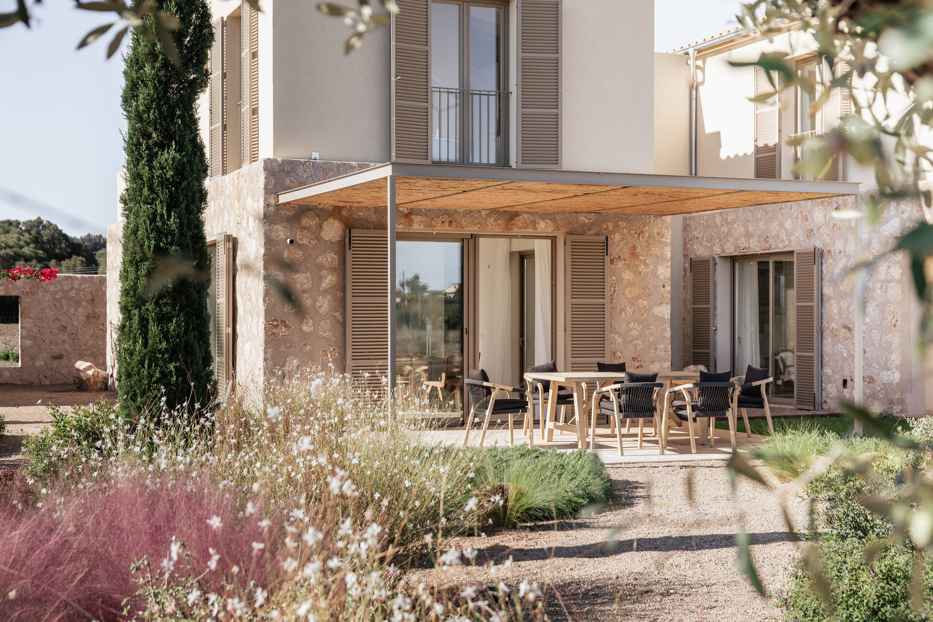 jardin maison contemporaine en pierres Majorque avec terrasse et pergola jardin maison contemporaine en pierres Majorque avec terrasse et pergola