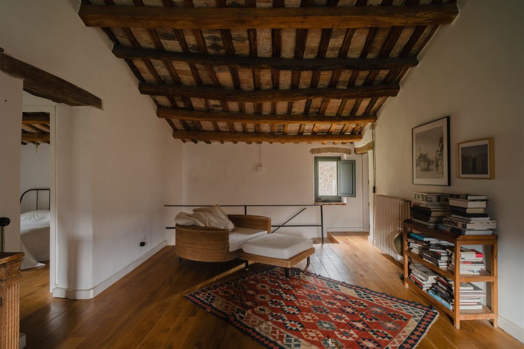 salon mansardé avec poutres maison en pierres rénovée du 19e siècle salon mansardé avec poutres maison en pierres rénovée du 19e siècle