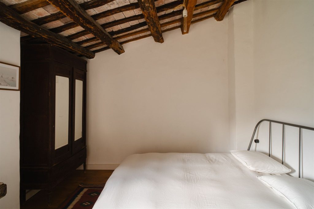 chambre mansardée avec poutres décoration rustique maison en pierres rénovée du 19e siècle chambre mansardée avec poutres décoration rustique maison en pierres rénovée du 19e siècle