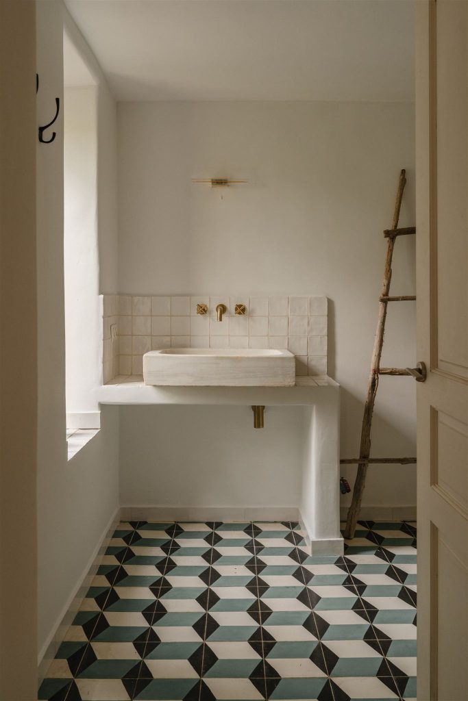 salle de bain rustique chic sol carreaux de ciment maison en pierres rénovée du 19e siècle salle de bain rustique chic sol carreaux de ciment maison en pierres rénovée du 19e siècle