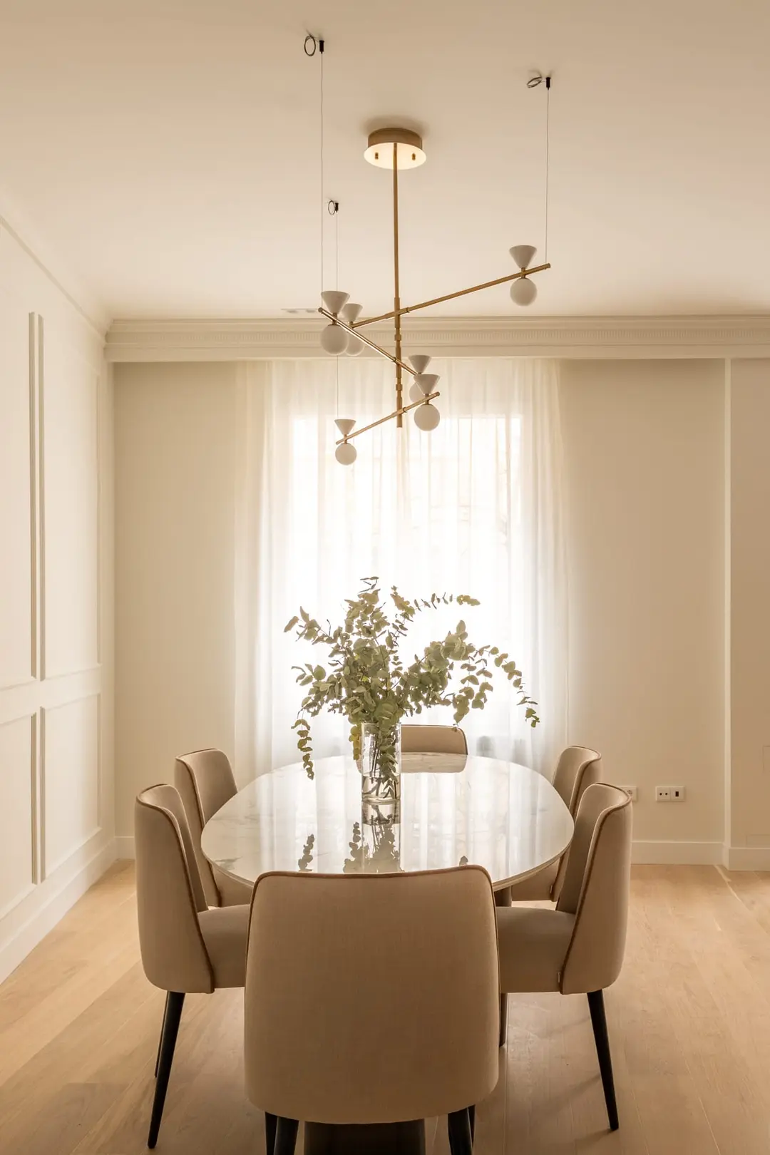 salle à manger beige avec table ovale décoration contemporaine salle à manger beige avec table ovale décoration contemporaine