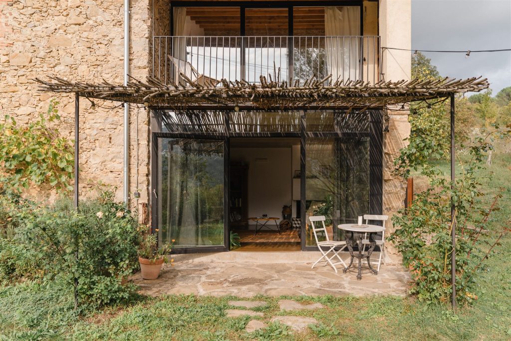 terrasse maison en pierres rénovée du 19e siècle terrasse maison en pierres rénovée du 19e siècle