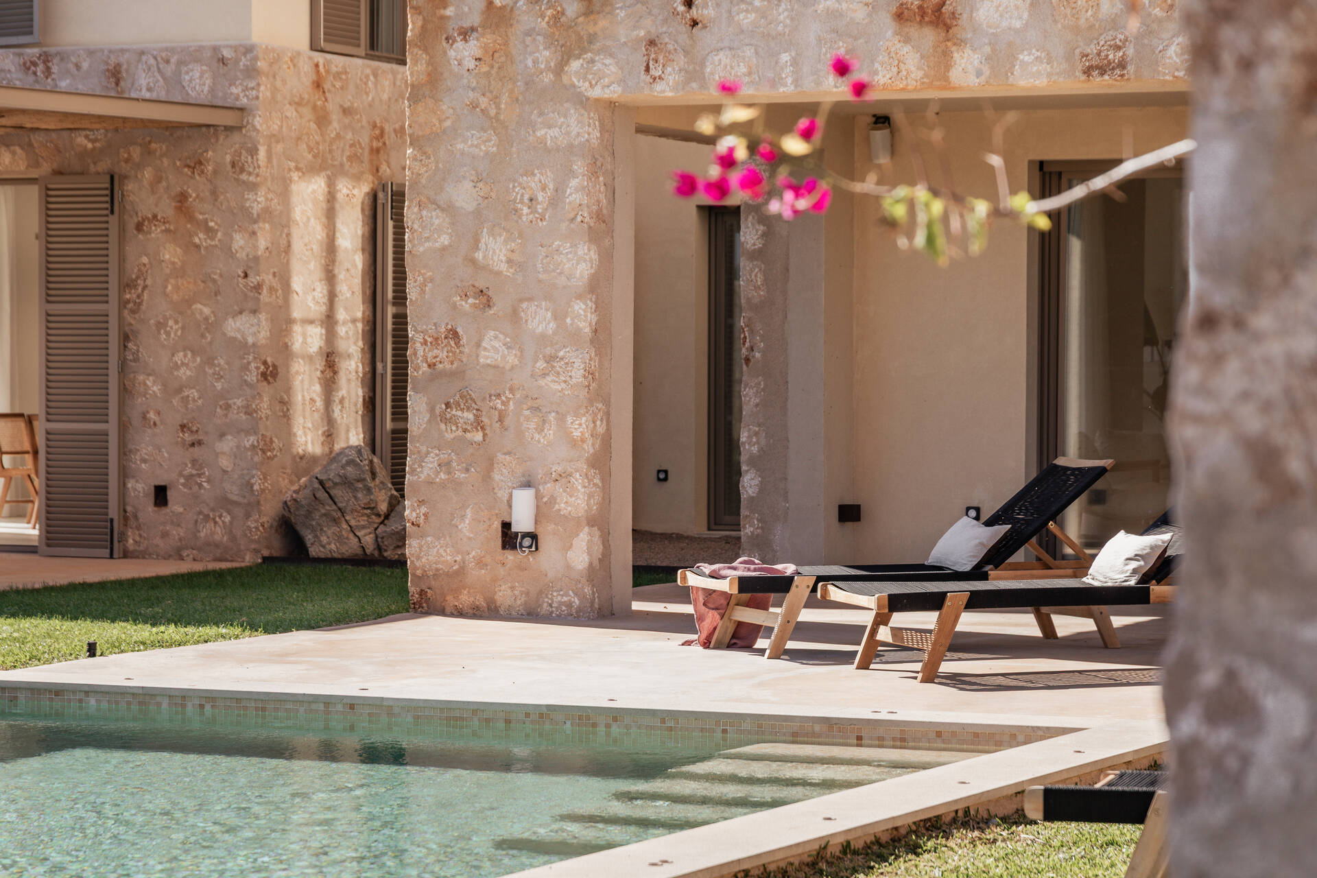 jardin avec piscine et terrasses maison contemporaine en pierres Majorque jardin avec piscine et terrasses maison contemporaine en pierres Majorque