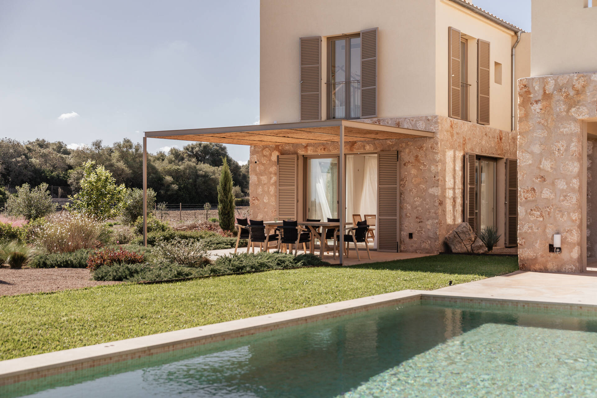 jardin avec piscine maison contemporaine en pierres Majorque avec terrasse et pergola jardin avec piscine maison contemporaine en pierres Majorque avec terrasse et pergola