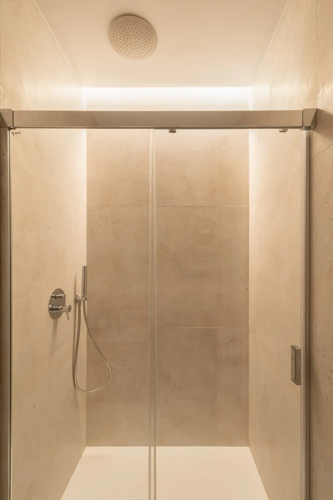 douche à l douche à l'italienne murs travertin beige décoration contemporaine