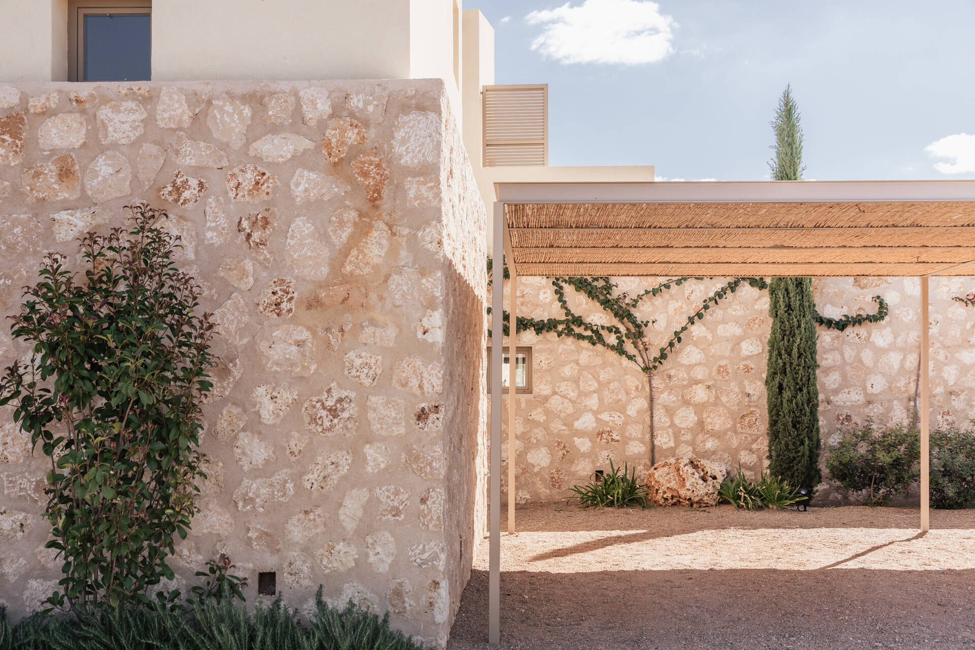 jardin avec pergola maison contemporaine en pierres Majorque jardin avec pergola maison contemporaine en pierres Majorque
