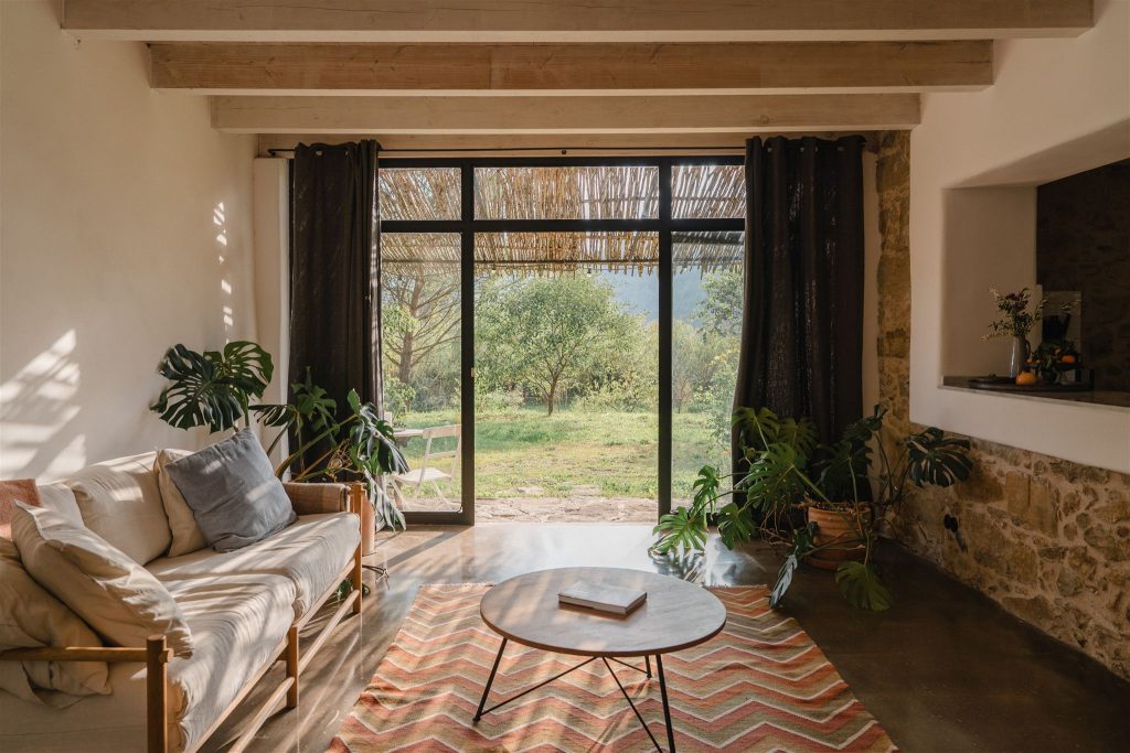 salon maison en pierres rénovée du 19e siècle salon maison en pierres rénovée du 19e siècle