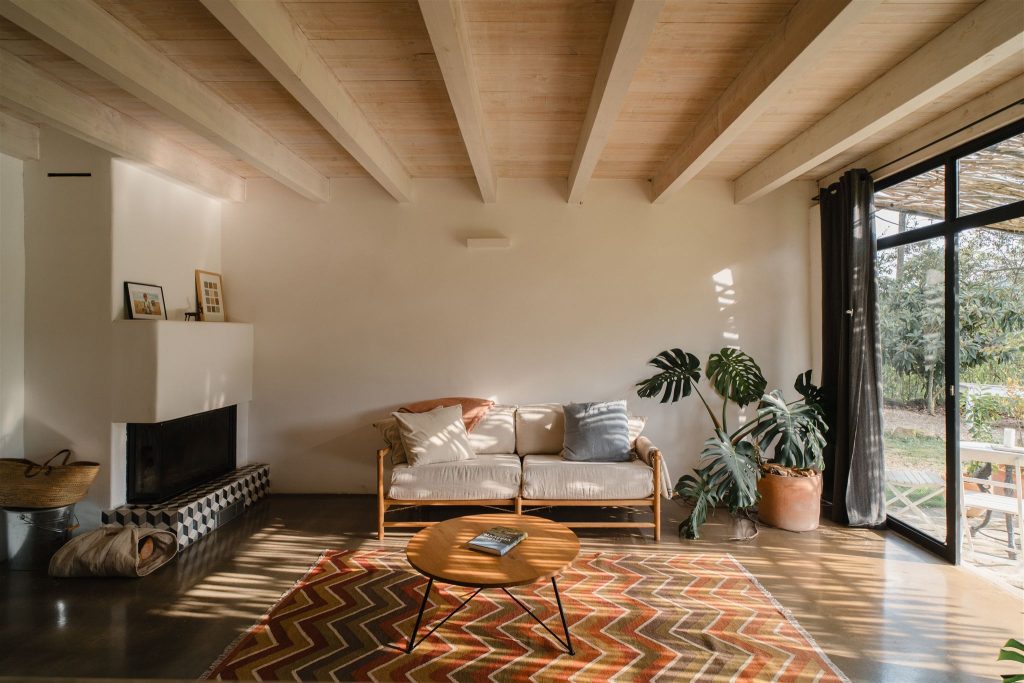 salon avec cheminée maison en pierres rénovée du 19e siècle salon avec cheminée maison en pierres rénovée du 19e siècle