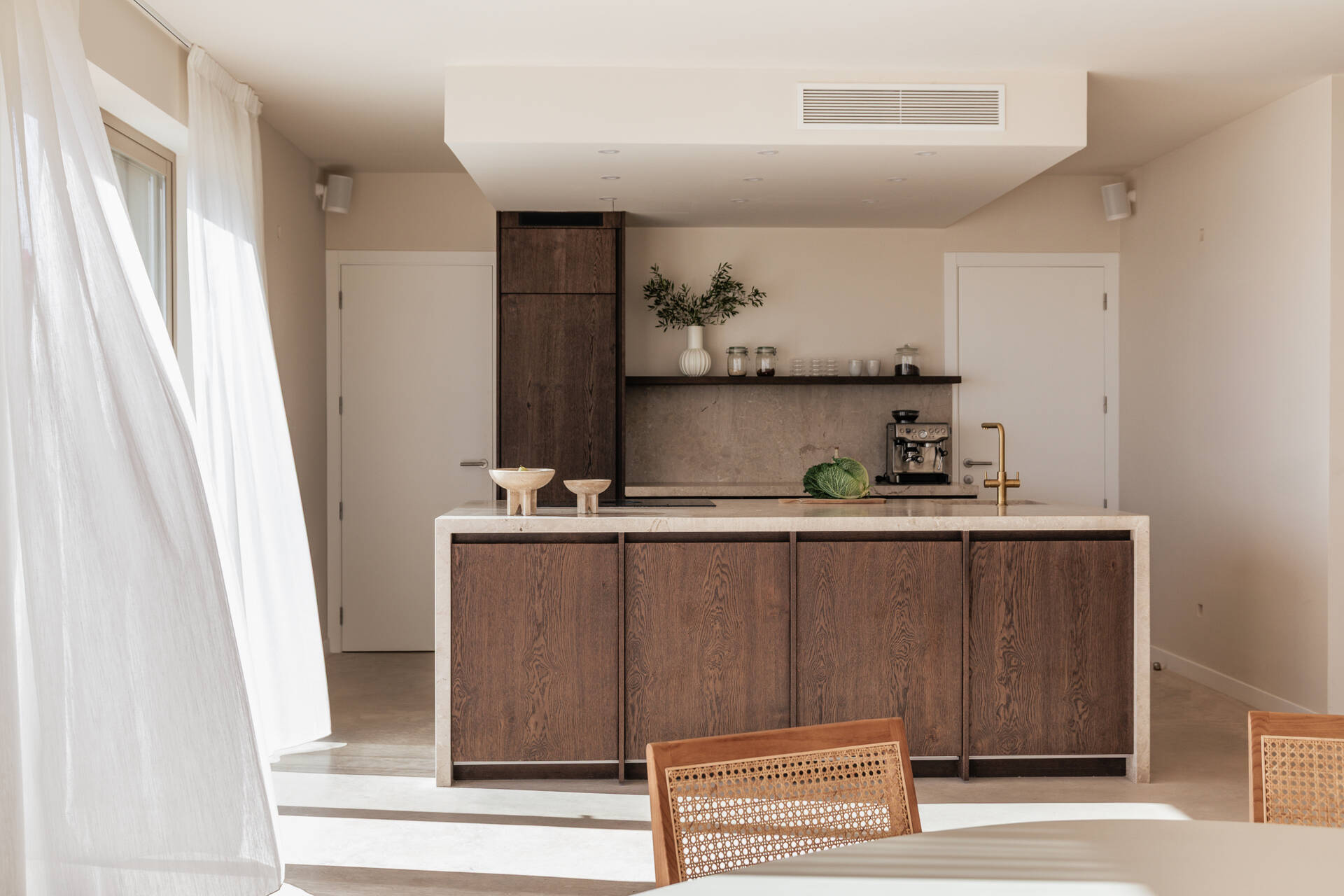 cuisine bois et décoration beige maison contemporaine en pierres Majorque cuisine bois et décoration beige maison contemporaine en pierres Majorque